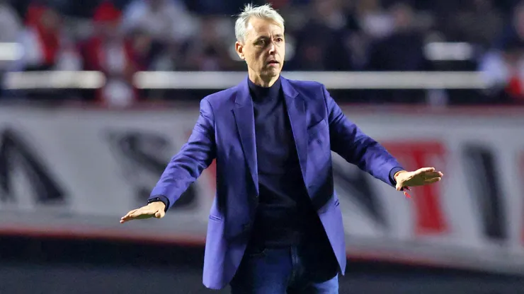 Tiago Nunes, técnico de Liga de Quito, "celebra" fallo a favor de Palestino.