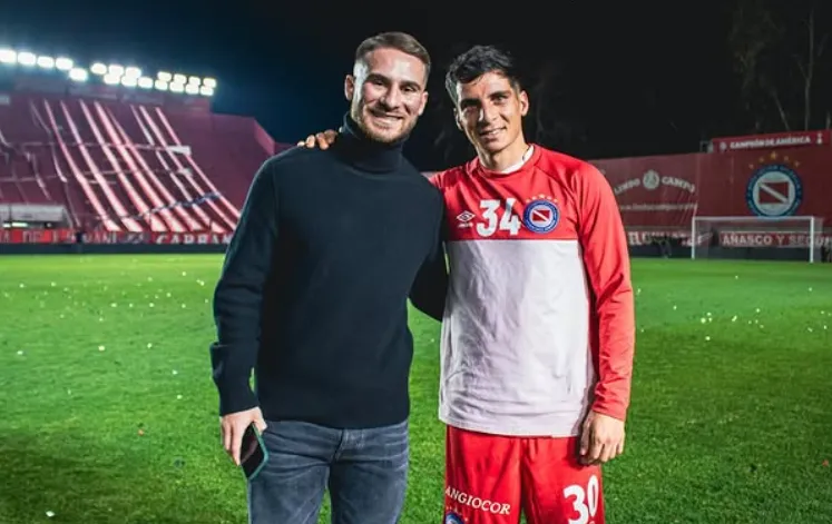 Alexis Mac Allister junto a su hermano Francis. (Foto: Instagram).