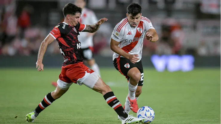 Francis Mac Allister ante Marcos Acuña en un duelo entre Instituto de Córdoba y River Plate.