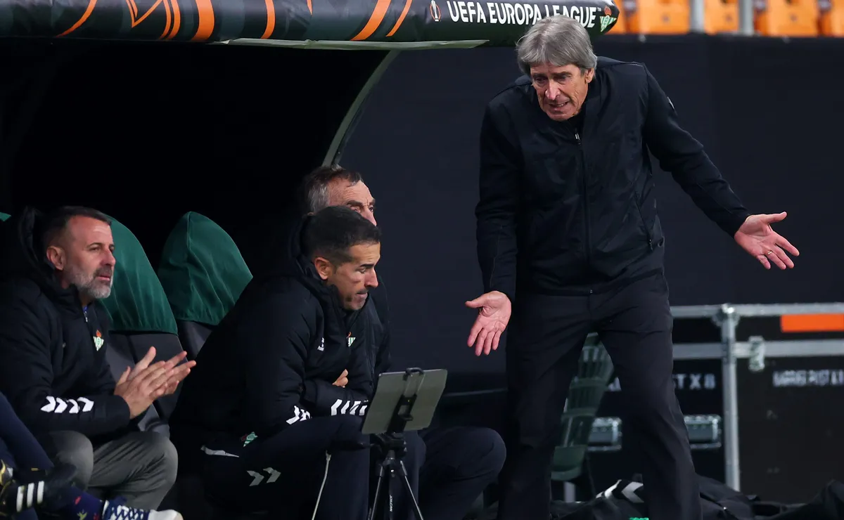 Hinchas del Real Betis piden salida de Manuel Pellegrini