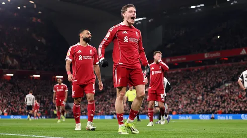 Florian Wirtz y Mohamed Salah festejan el gol a Newcastle United en Anfield.