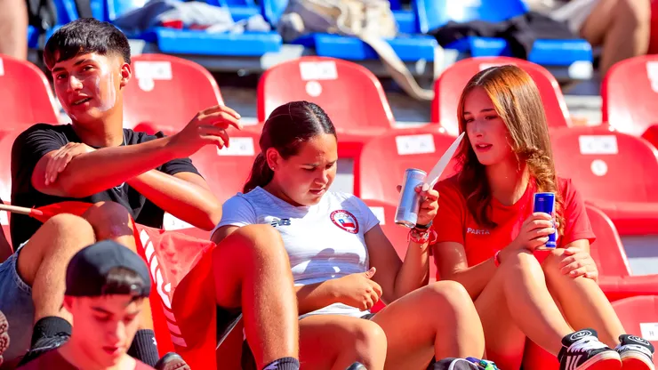 La hinchada chilena empieza a llegar al Nacional.