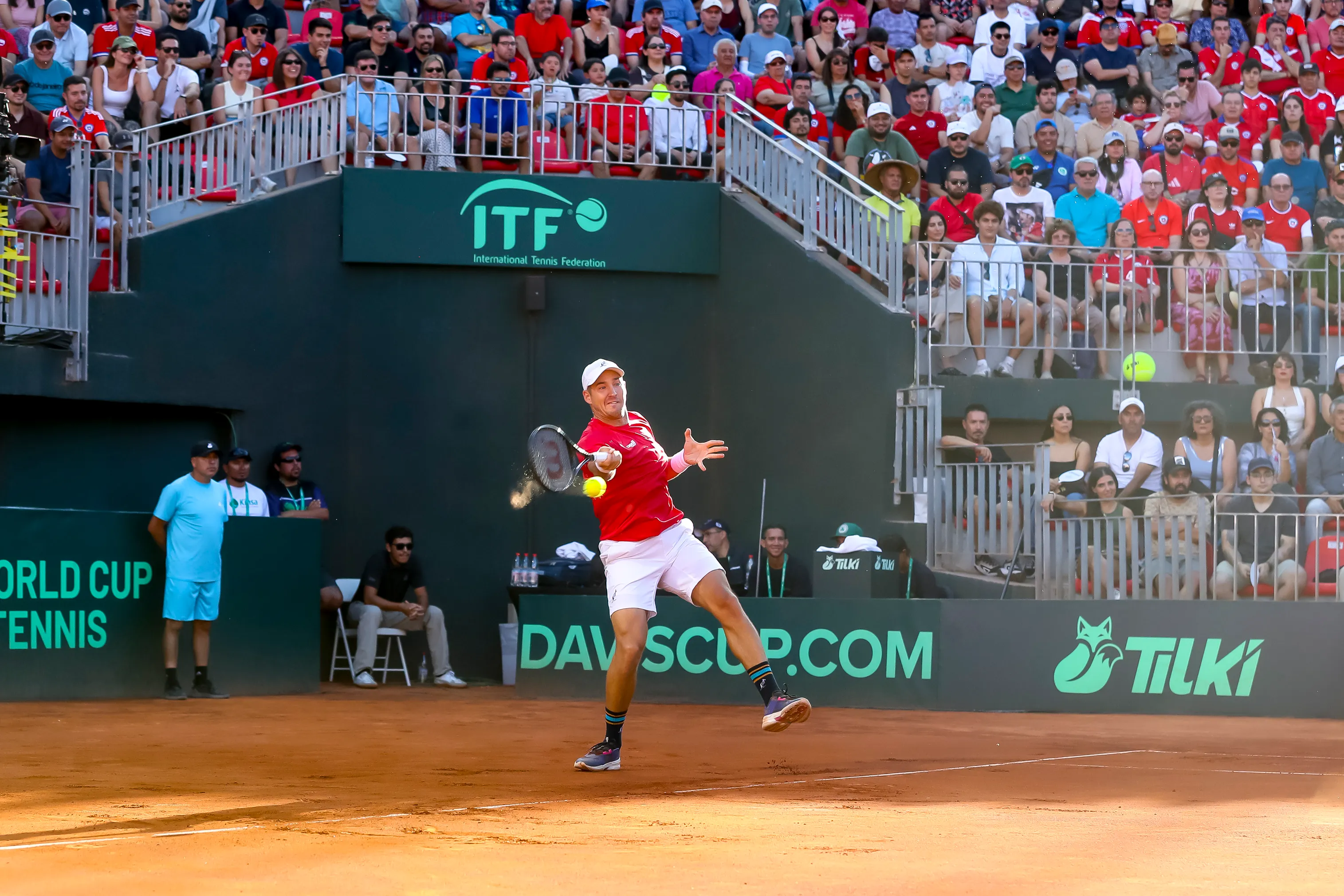 Dusan Lajovic perdió el primer punto de Serbia contra Chile y terminó en el hospital por un grave accidente. Foto: Photosport.