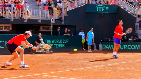Tomás Barrios y Nicolás Jarry juegan el dobles para Chile en Copa Davis.
