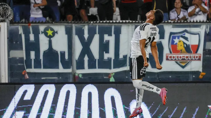Colo Colo sale del fondo.