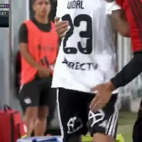 Las incómodas palmaditas que le dio Ortiz a Arturo Vidal