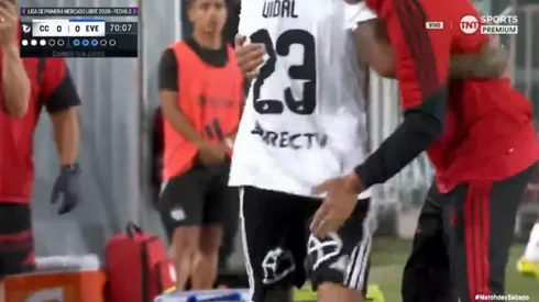 Palmaditas picaronas de Ortiz a Colo Colo.
