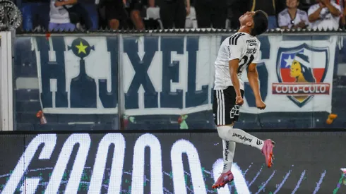 Yastin Cuevas celebra su gol en Colo Colo.

