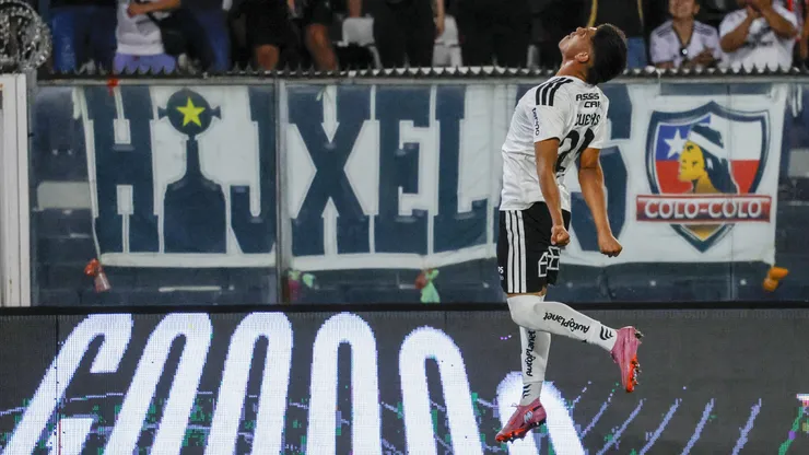 Yastin Cuevas celebra su gol en Colo Colo.