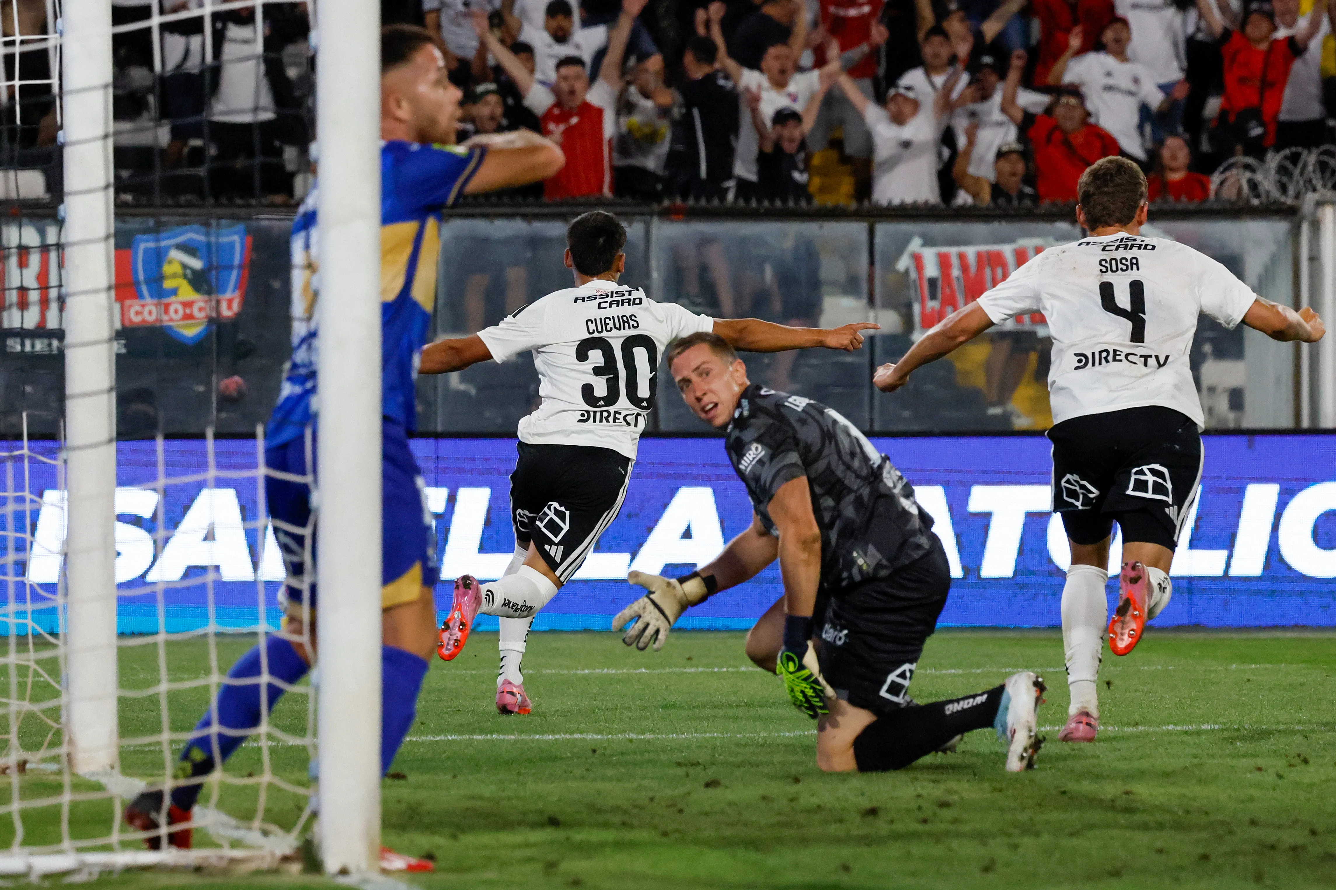 Yastin Cuevas celebrando su gol en Colo Colo. Foto: Andres Pina/Photosport