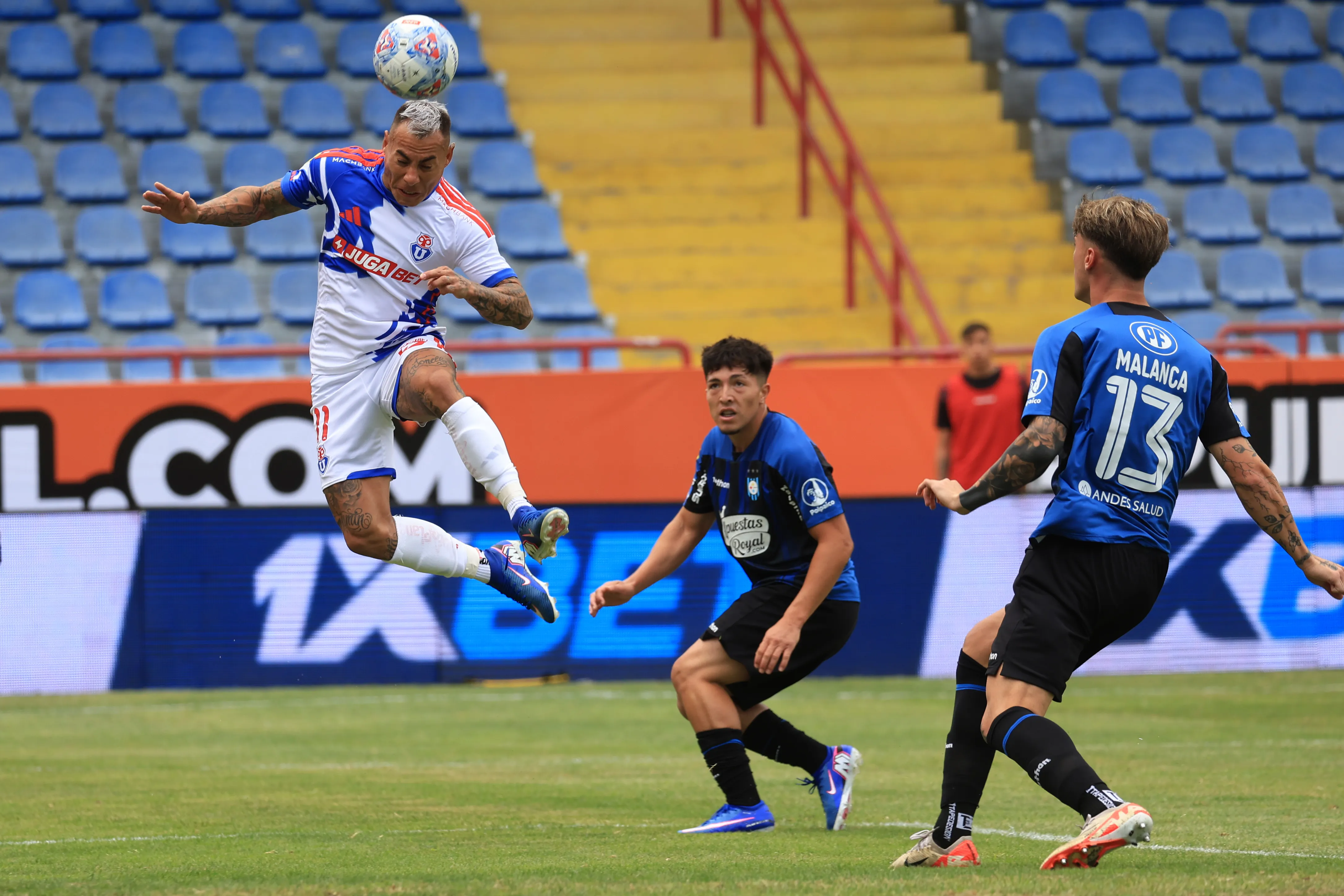 Eduardo Vargas volvió a la titularidad en la U | Photosport