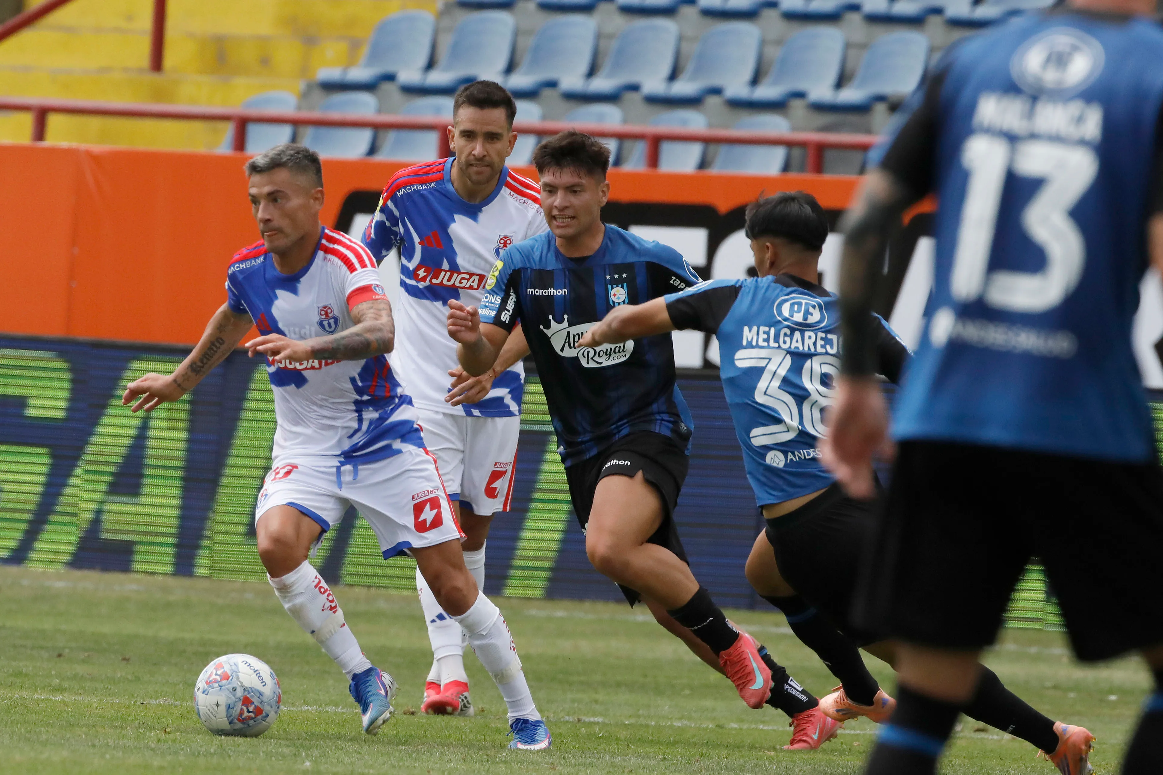 Charles Aránguiz en acción ante el Huachi en el estadio CAP. (Marco Vazquez/Photosport).