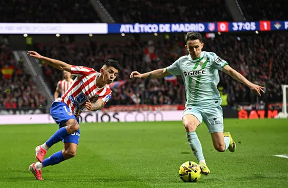 Álvaro Fidalgo entró en el minuto 87 en el Betis por Marc Bartra. (Getty Images).