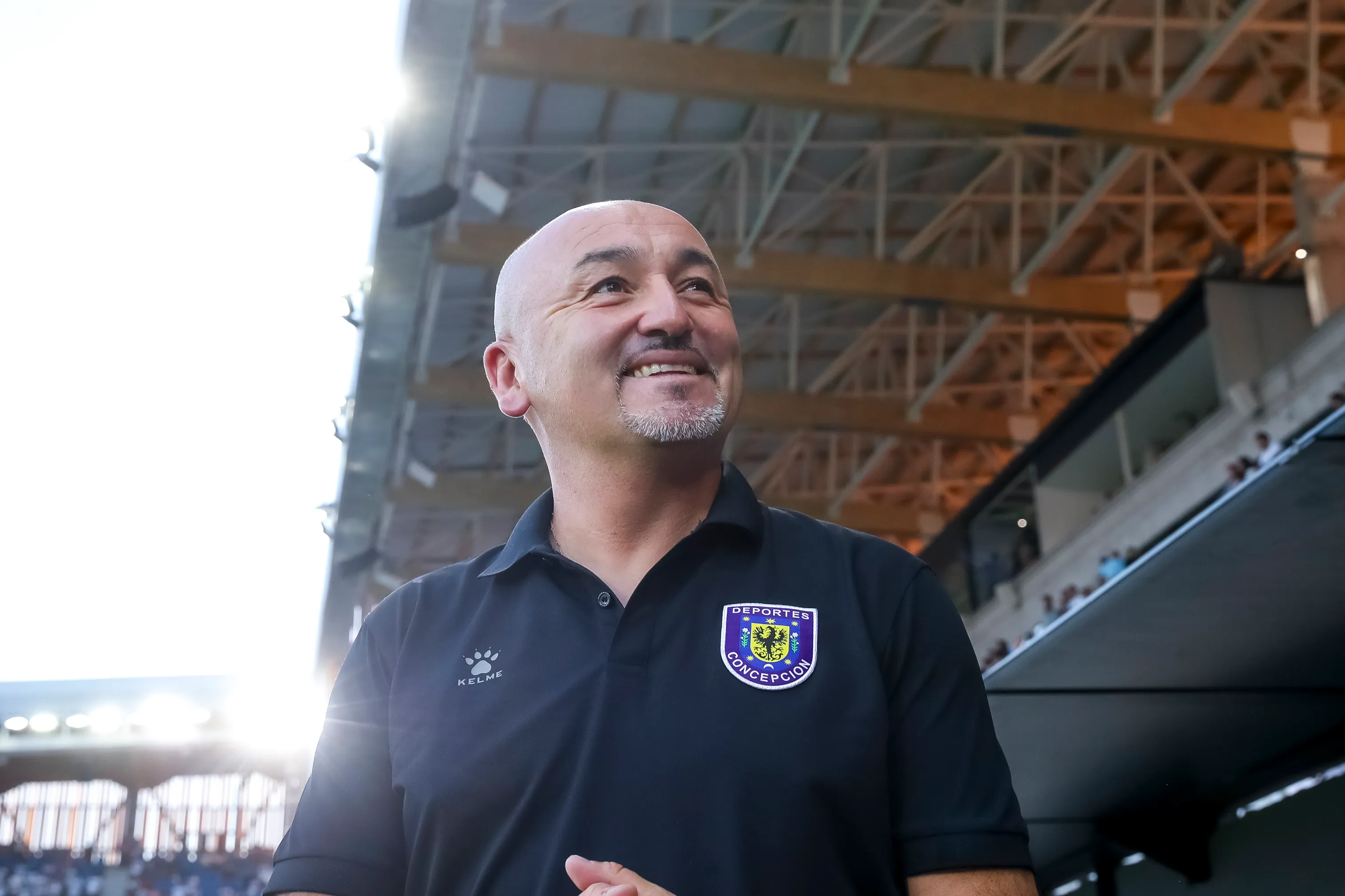 Patricio Almendra sonríe en el Claro Arena. (Pepe Alvujar/Photosport).