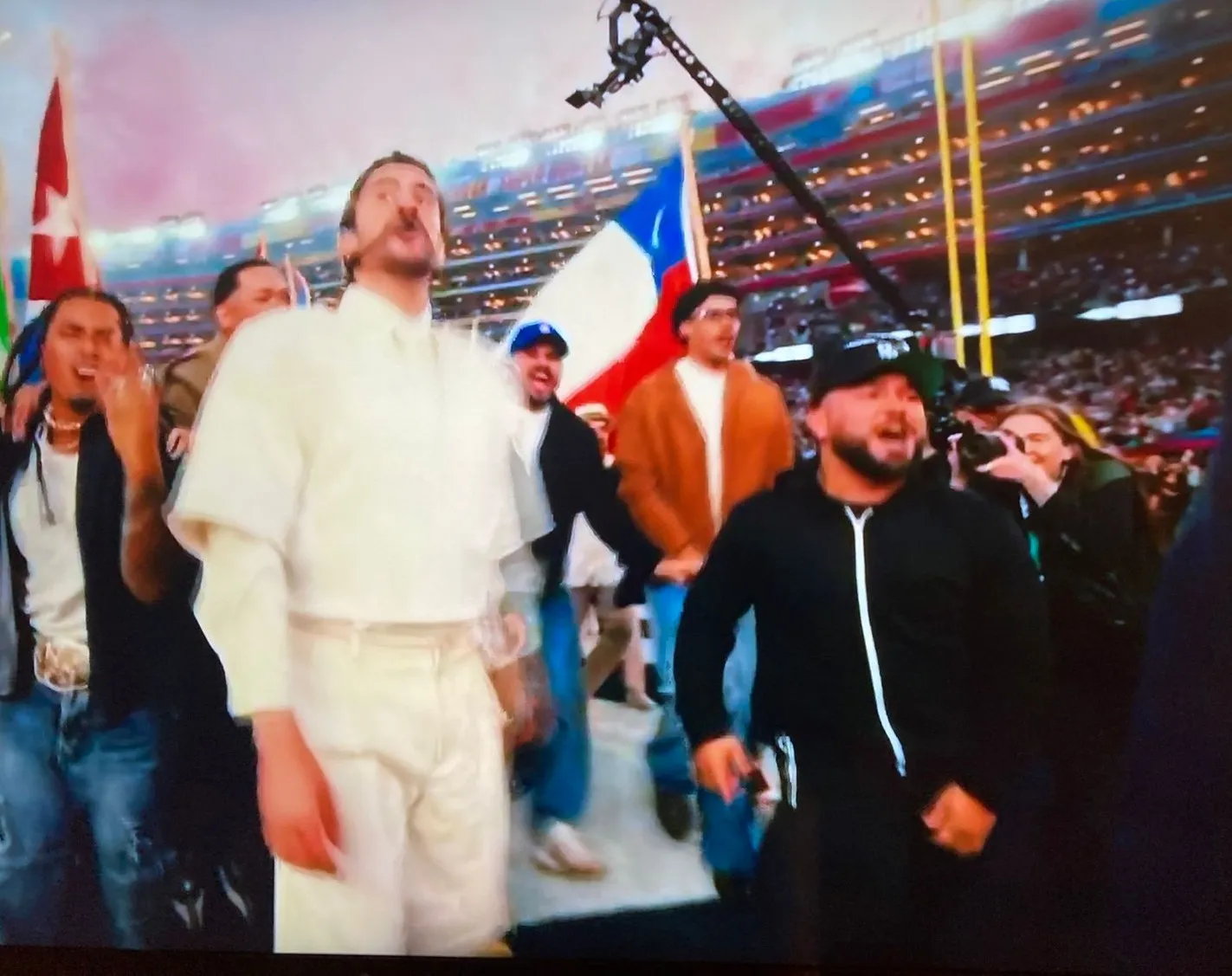 La bandera de Chile junto a Bad Bunny