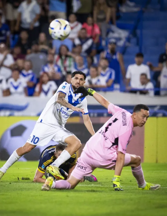 Diego Valdés estuvo cerca de anotar tras una jugada brillante. (Foto: Vélez).