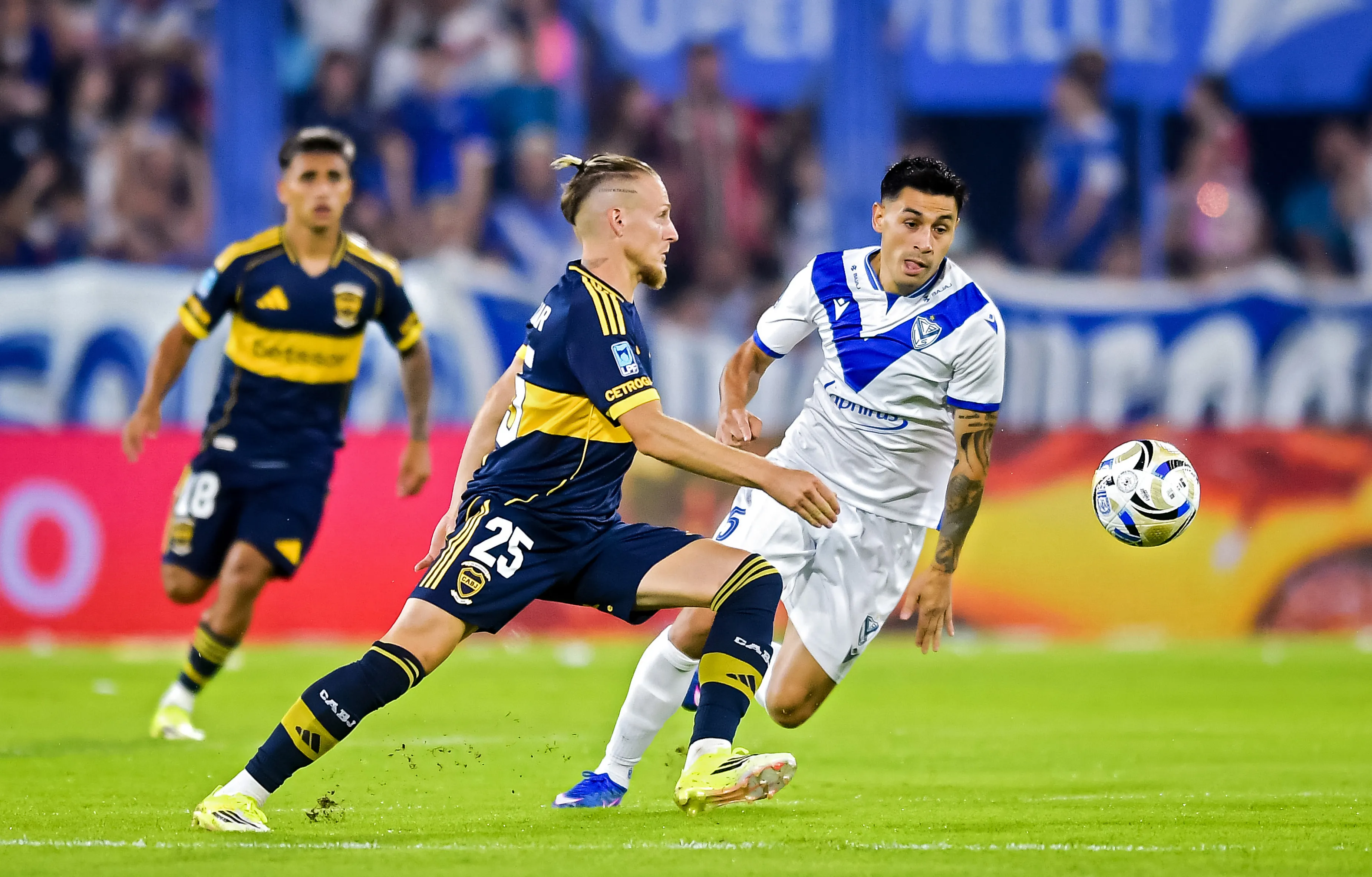 Claudio Baeza lucha un balón con Santiago Ascacíbar. (Marcelo Endelli/Getty Images).