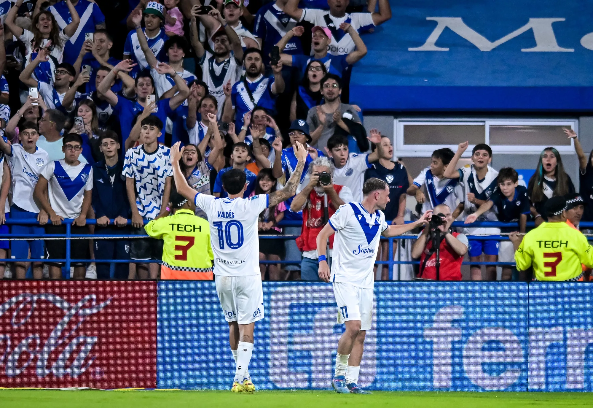 Diego Valdés festeja con Matías Pellegrini. (Marcelo Endelli/Getty Images).