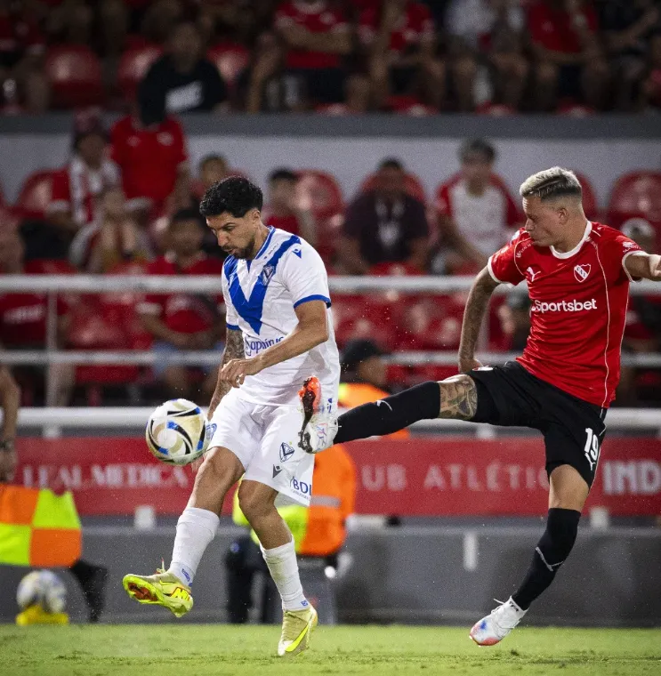 Diego Valdés en acción contra Independiente. (Foto: Vélez).