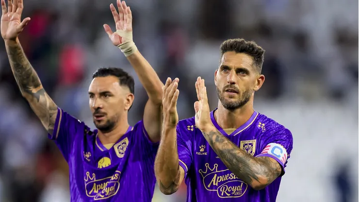 Joaquín Larrivey fue titular en el León de Collao, que en el complemento tuvo a Carlos Escobar.