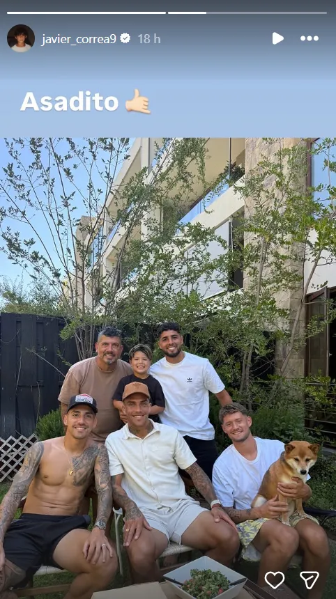 Dos argentinos y dos uruguayos se juntan para celebrar con un asado