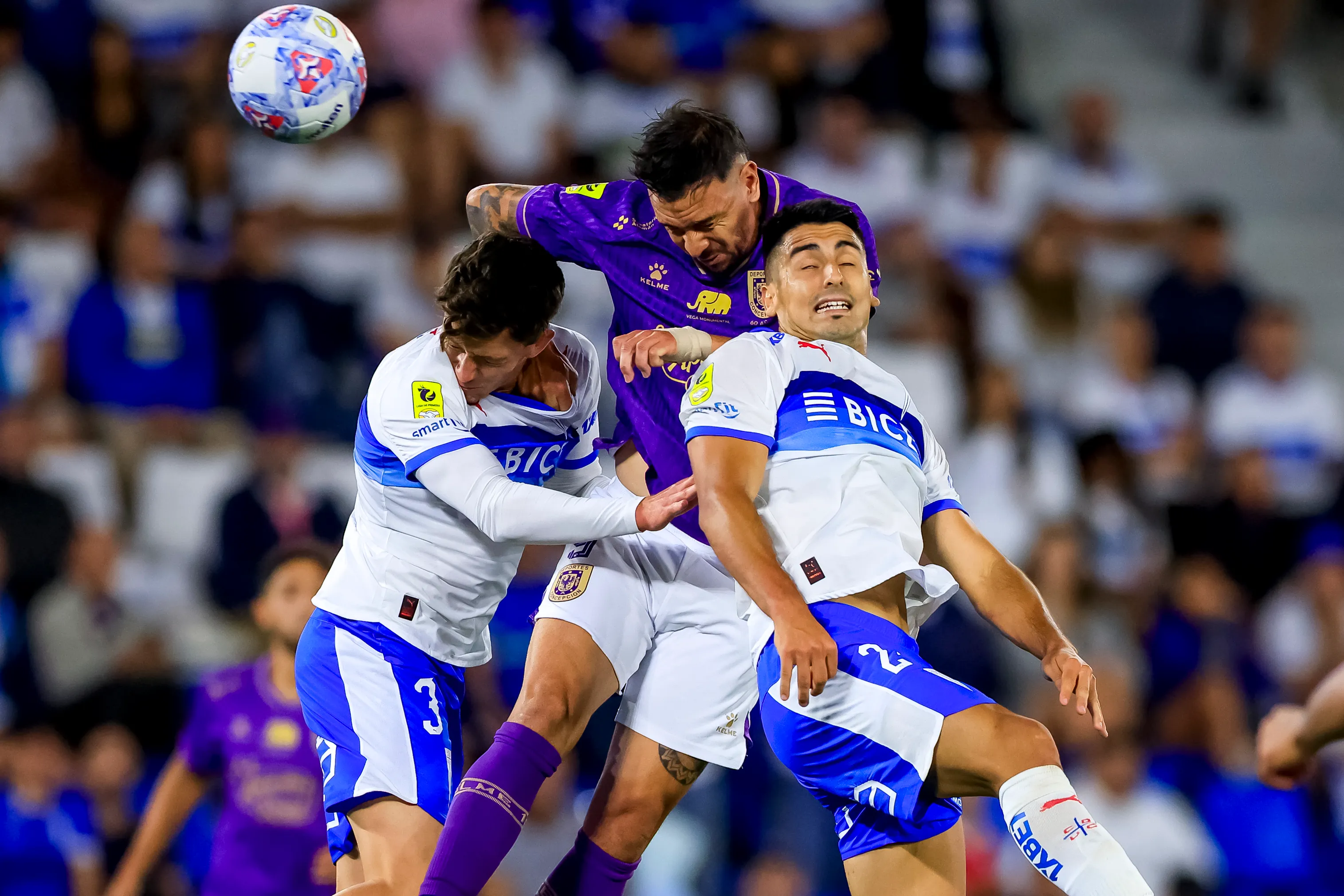 Carlos Escobar lucha un balón aéreo ante Juan Ignacio Díaz Pepe Alvujar/Photosport