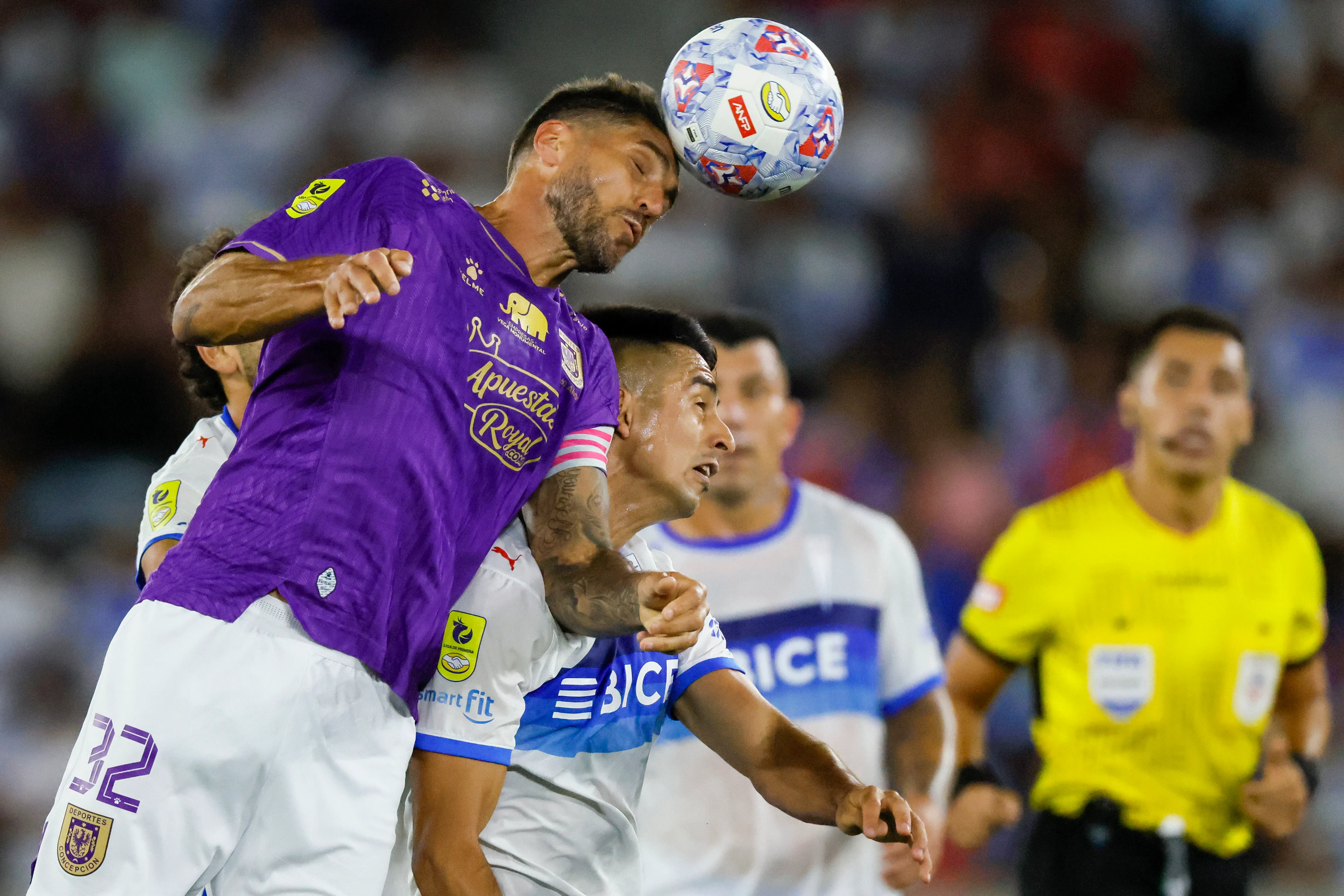 Larrivey lucha una pelota con Juani Díaz. (Andres Pina/Photosport).