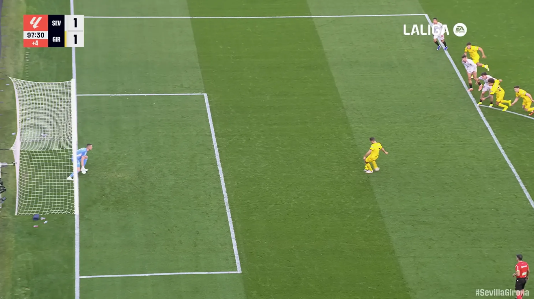 Arriba, Alexis Sánchez irrumpiendo en el área | Captura de pantalla