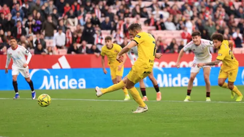 Alexis en el fondo, entrando en el área.
