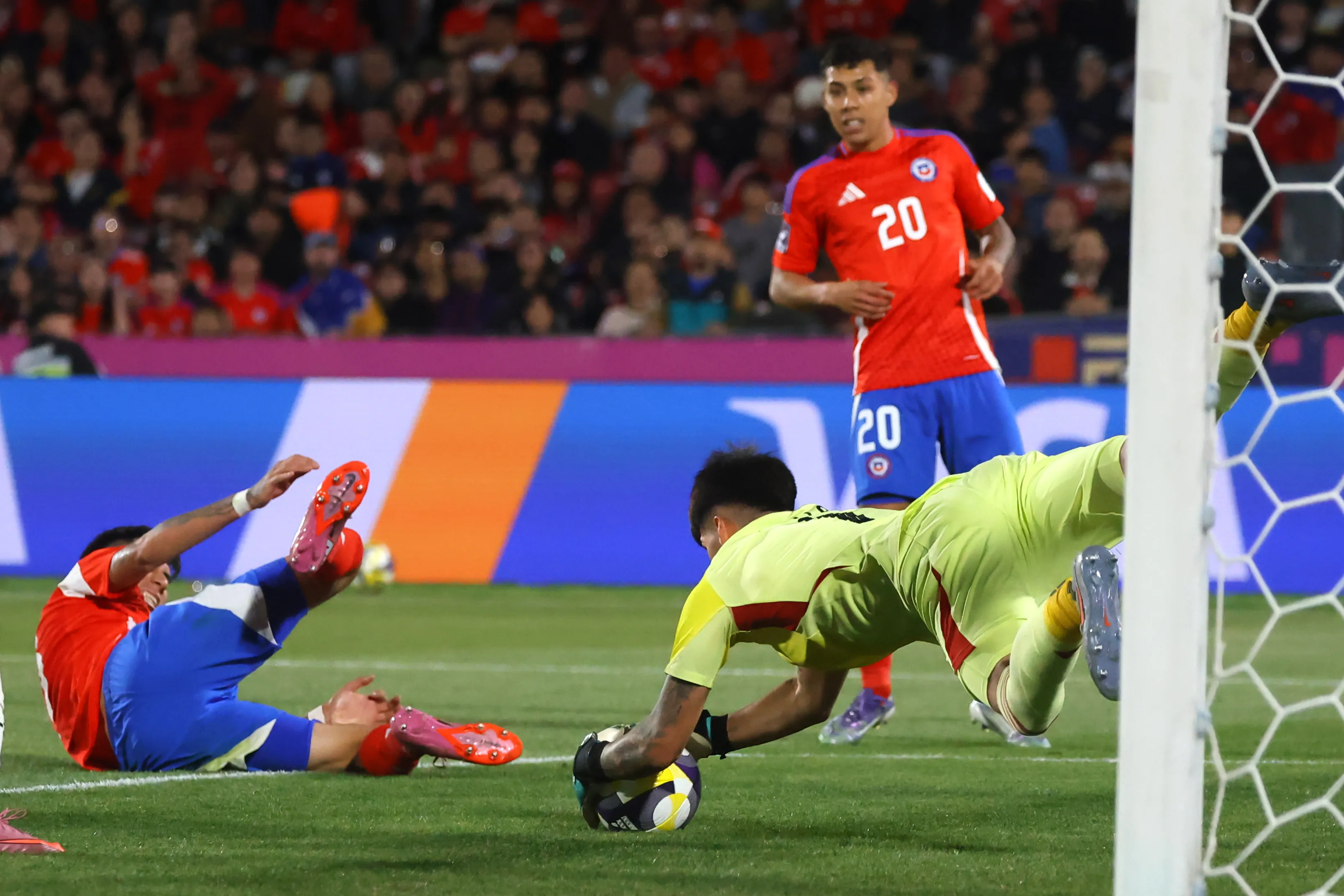 Sebastián Mella en acción durante el Mundial Sub 20. (Jonnathan Oyarzun/Photosport).