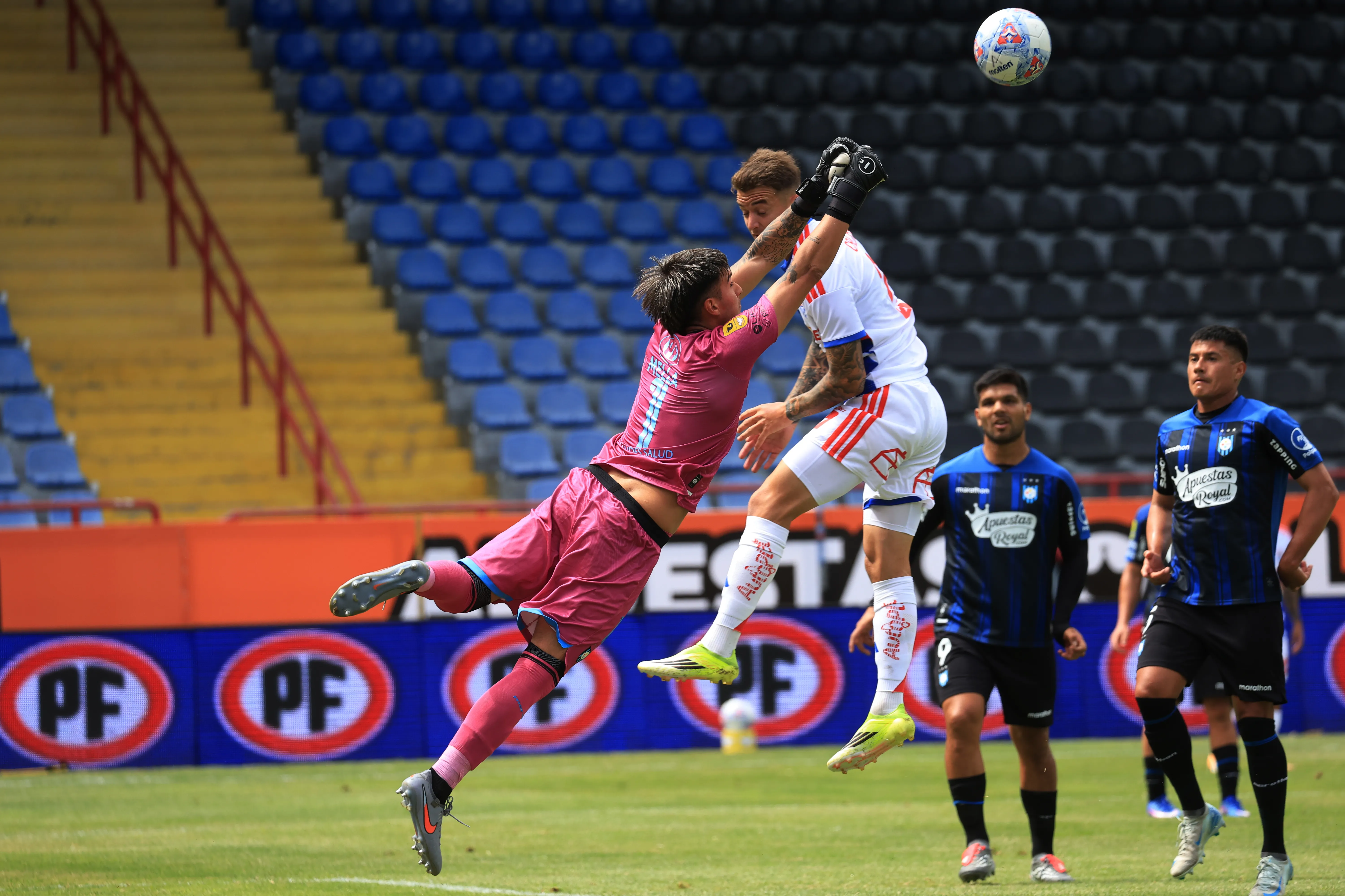 Sebastián Mella en acción ante Universidad de Chile en el CAP. (Eduardo Fortes/Photosport).