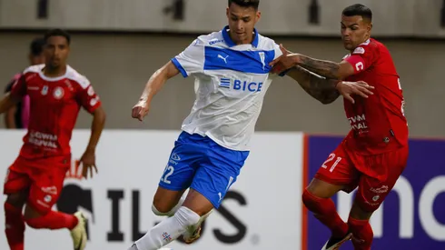 Agustín Álvarez Wallace marca a Alfred Canales en un duelo de Unión La Calera ante la UC. 
