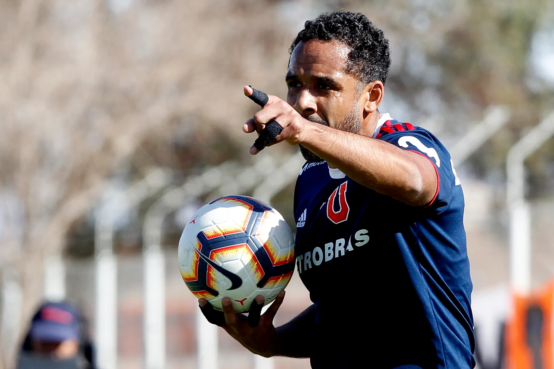 Jean Beausejour en acción por la U durante 2019. (Ramon Monroy/Photosport).