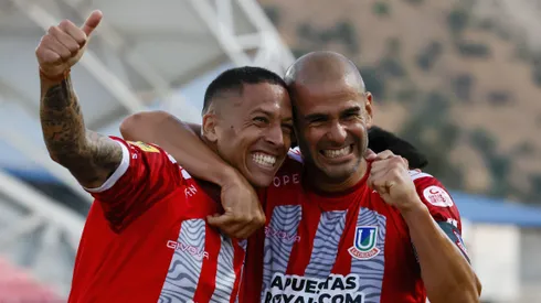 Kevin Méndez se abraza con Sebastián Sáez, quien convirtió un golazo tras un gran centro del uruguayo. 

