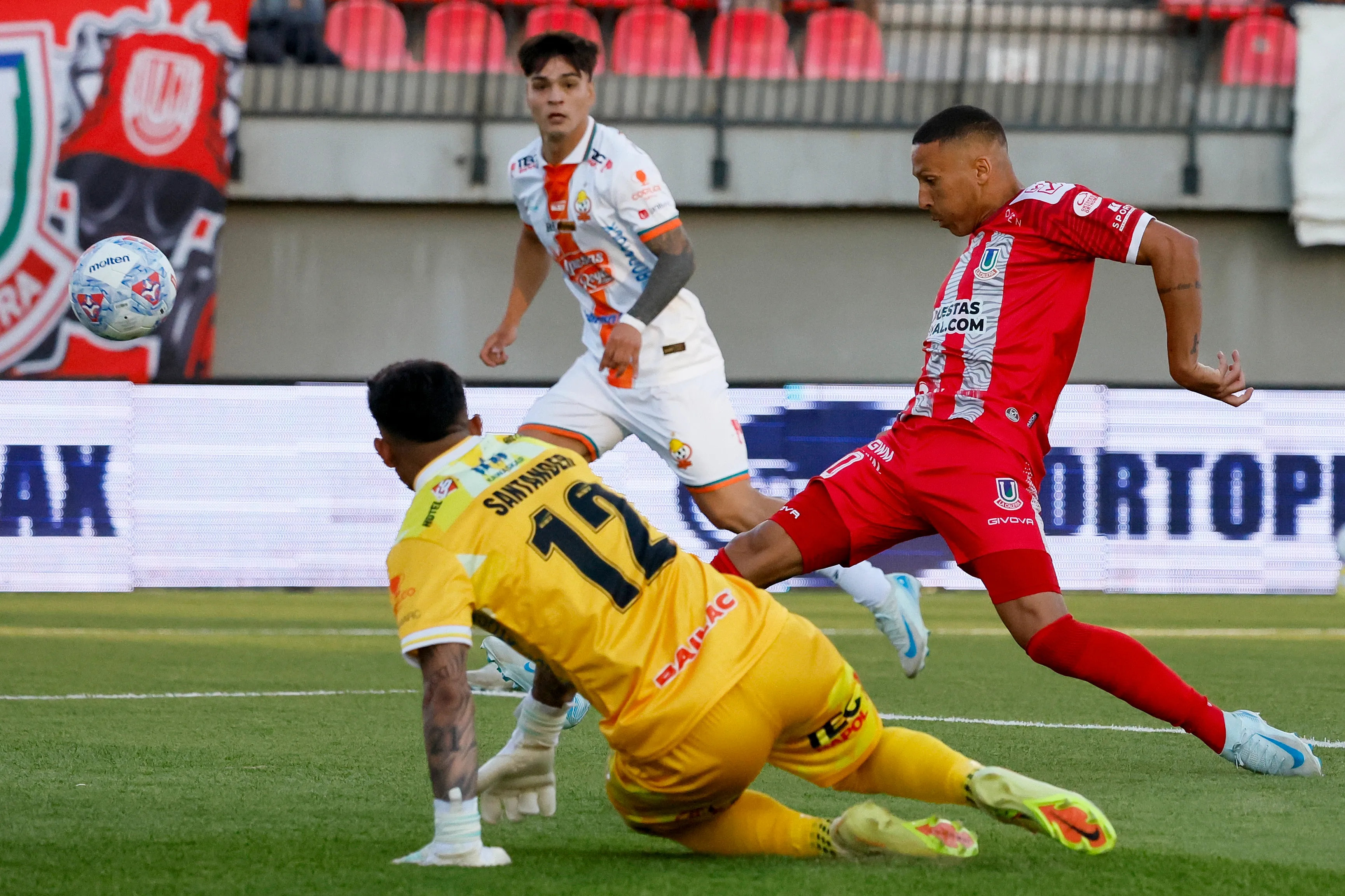 Kevin Méndez y el gol que le anotó a Alejandro Santander, portero de Cobresal. (Andres Pina/Photosport).