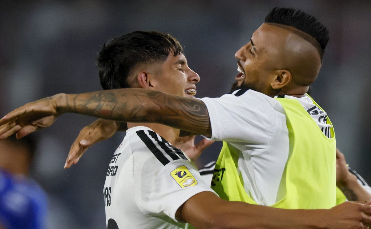 Vidal se suma a Caszely y le borda una estrella a Yastin Cuevas tras su primer gol en Colo Colo: “Será tremendo”