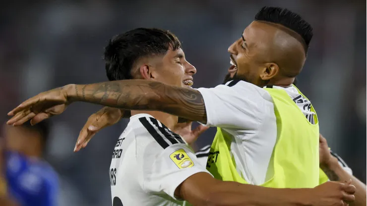 Arturo Vidal celebra con Yastin Cuevas en el triunfo de Colo Colo sobre Everton.