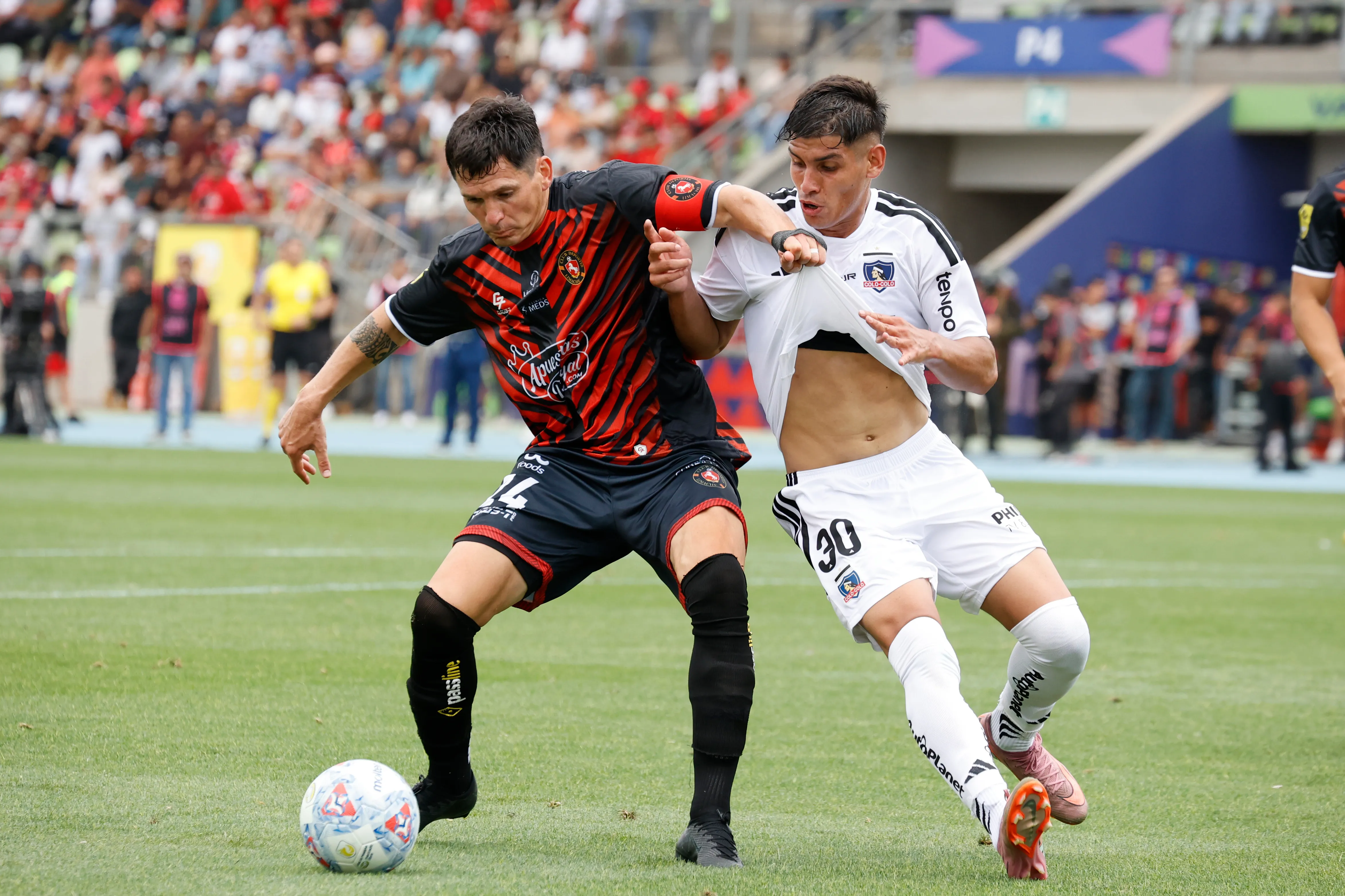 Yastin Cuevas lucha un balón con Alfonso Parot en la derrota alba frente a Deportes Limache. (Raul Zamora/Photosport).