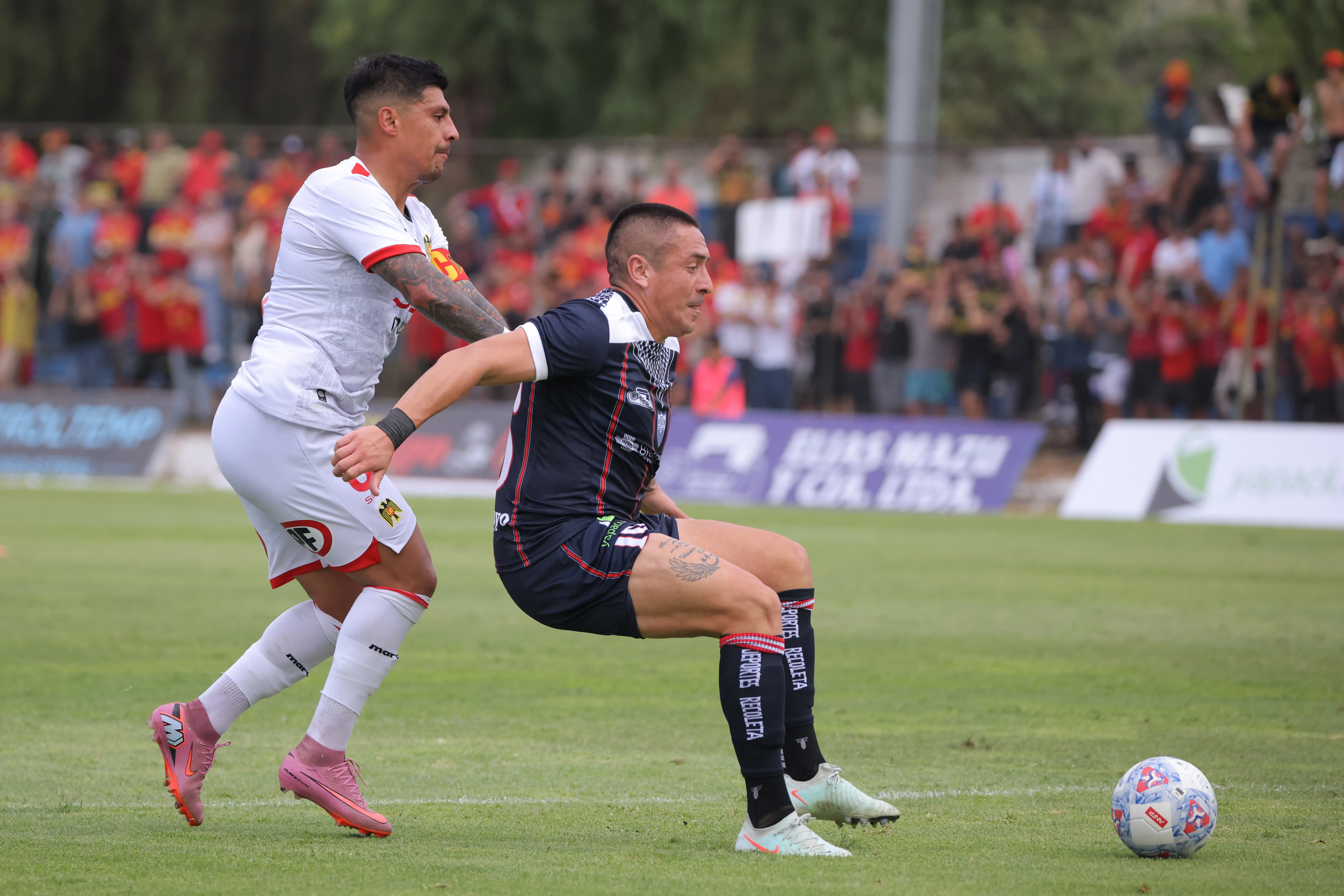 Patricio Rubio lucha un balón con Brayams Viveros de Recoleta. (Luis Quinteros/Photosport).