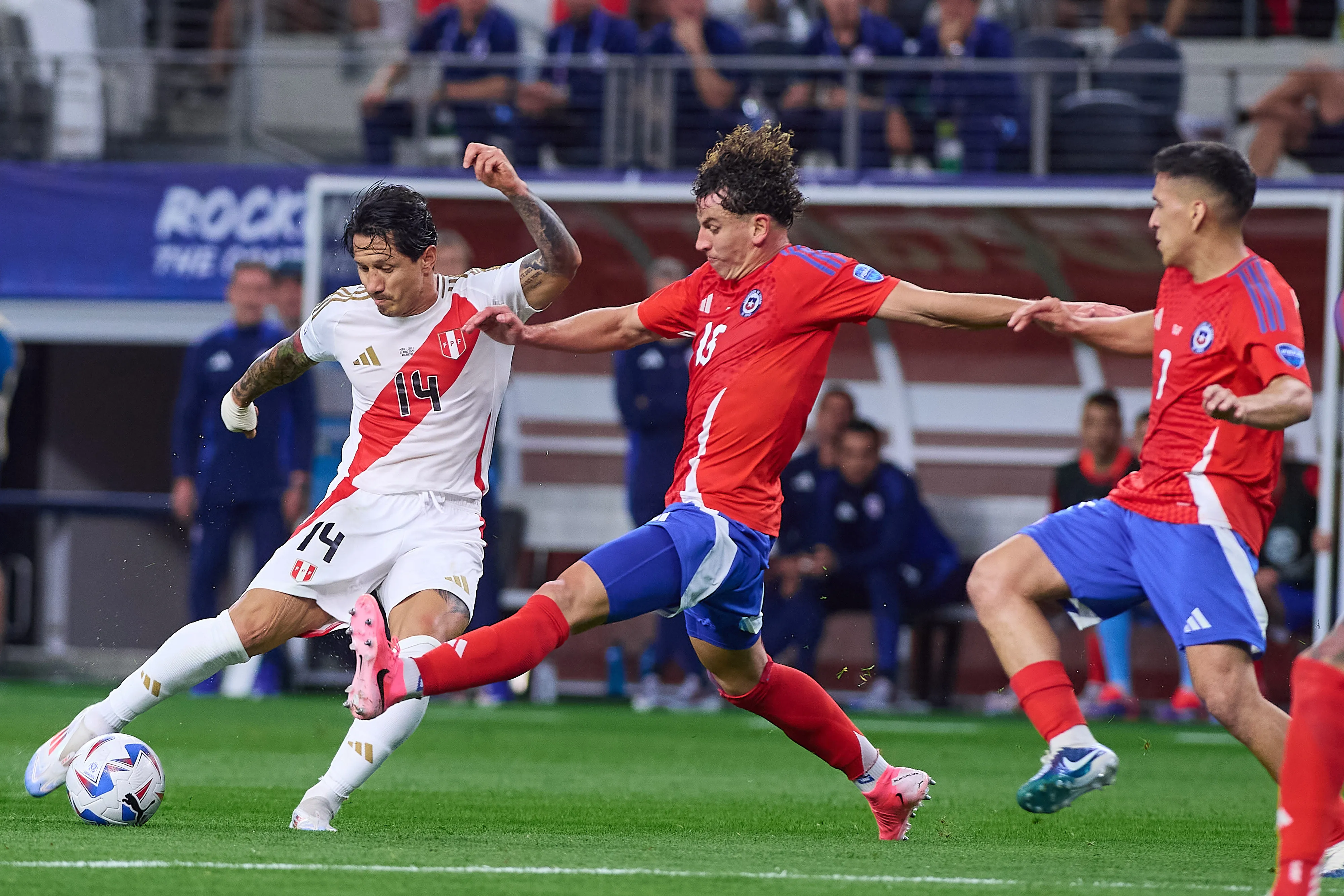 Gianluca Lapadula frente a Chile en la Copa América 2024(Foto: Jonathan Duenas/Mexsport/Photosport)