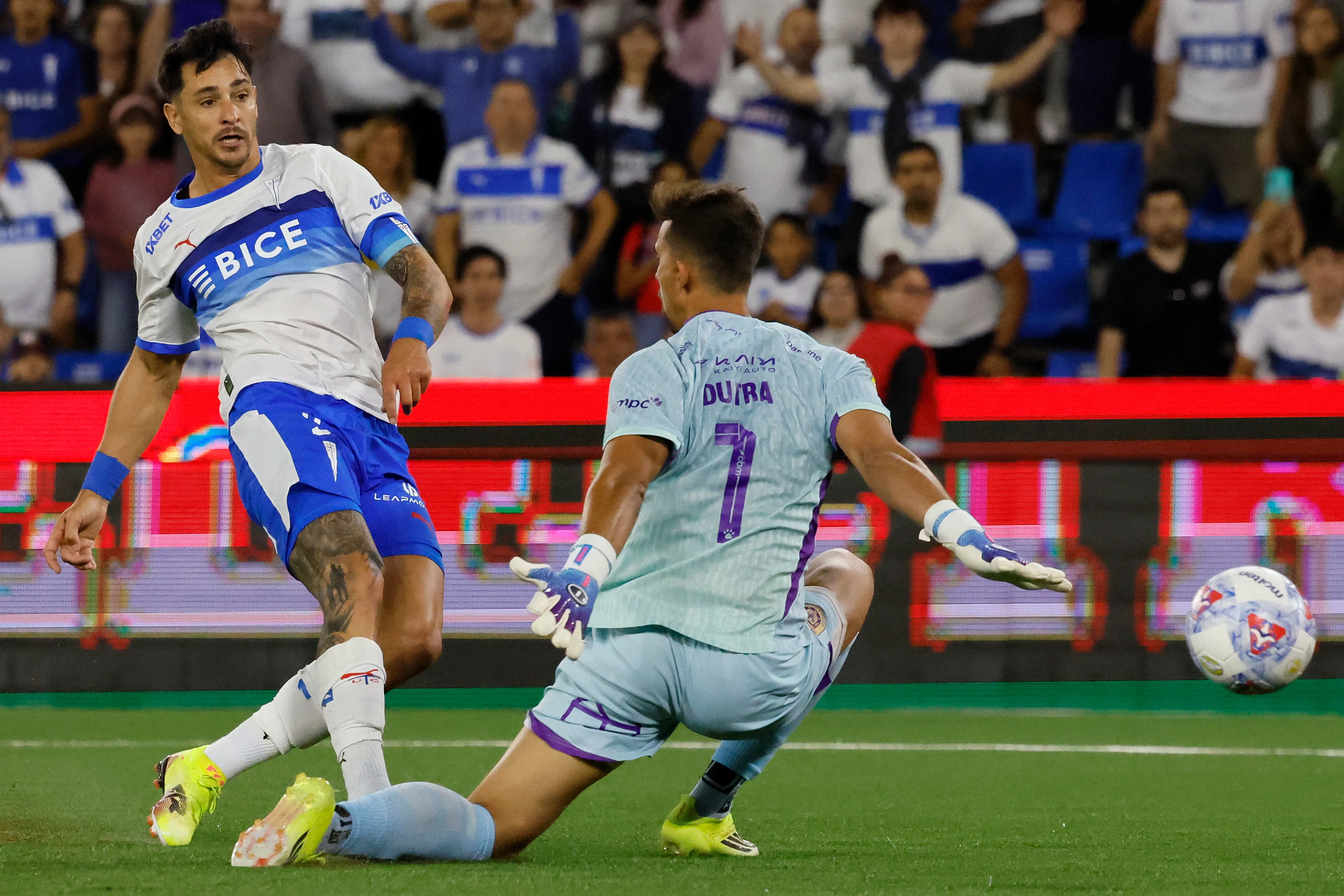César Dutra no pudo hacer nada en ese pie a mano contra Fernando Zampedri. (Andres Pina/Photosport).