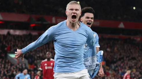 Erling Haaland celebra su gol contra Liverpool en Anfield.