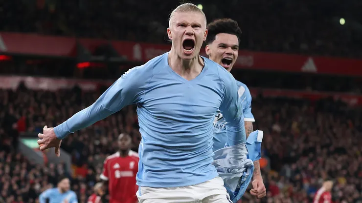 Erling Haaland celebra su gol contra Liverpool en Anfield.