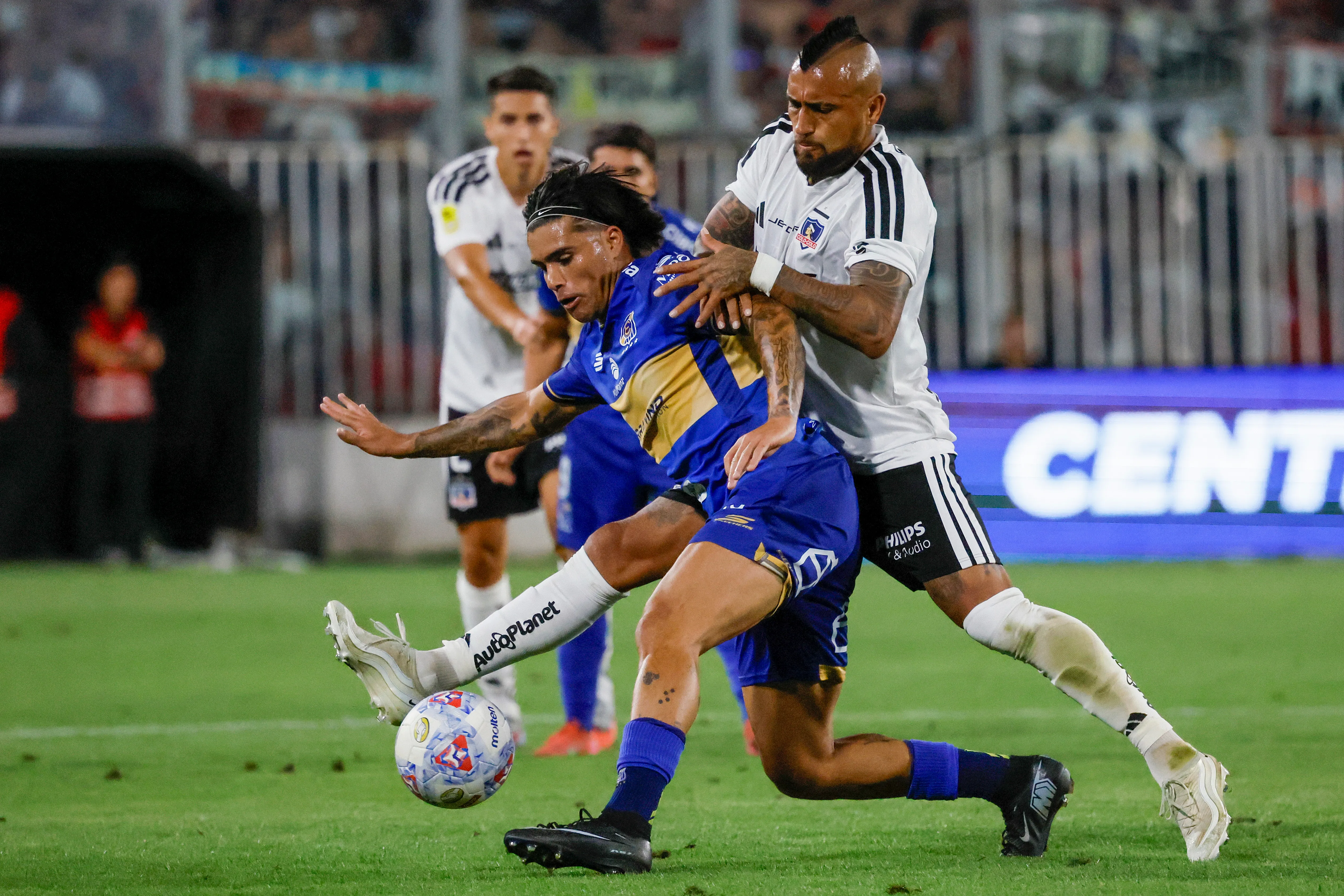 Arturo Vidal lucha con el uruguayo Alan Medina. (Andres Pina/Photosport).