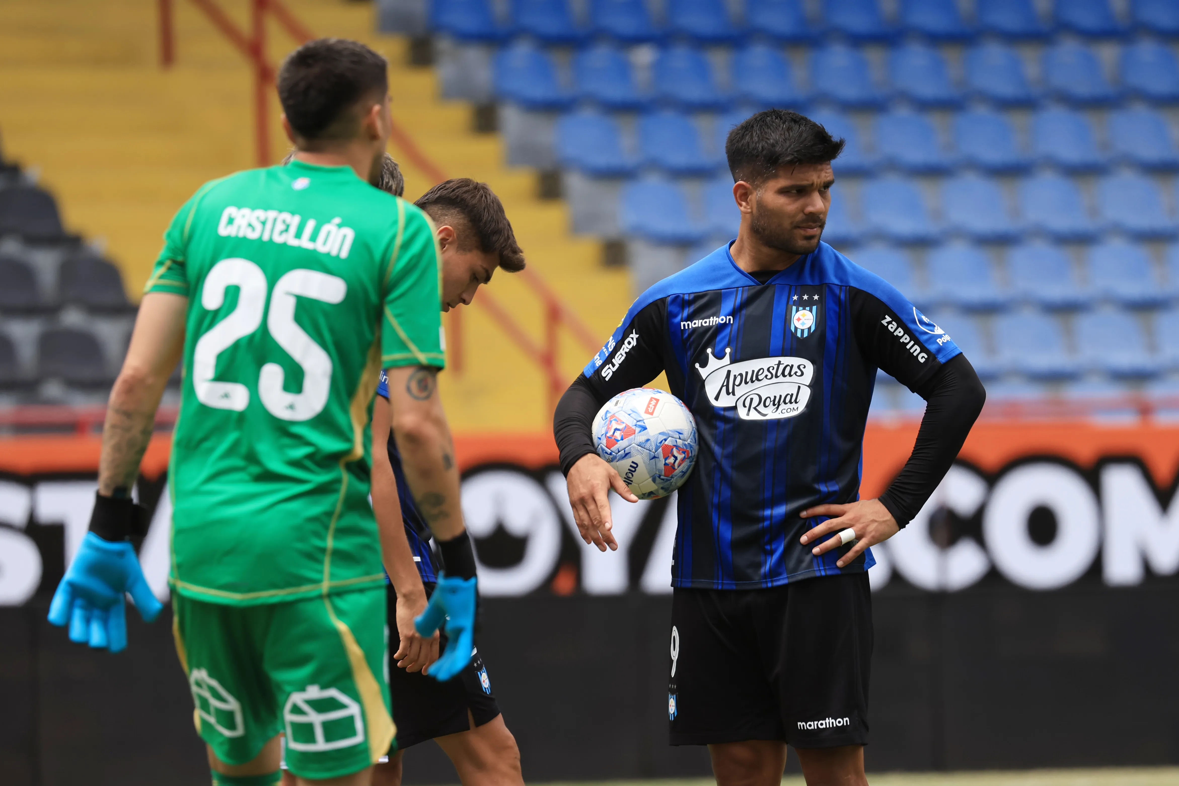 Lionel Altamirano perdió el duelo ante Castellón, quien tapó el penal. (Eduardo Fortes/Photosport