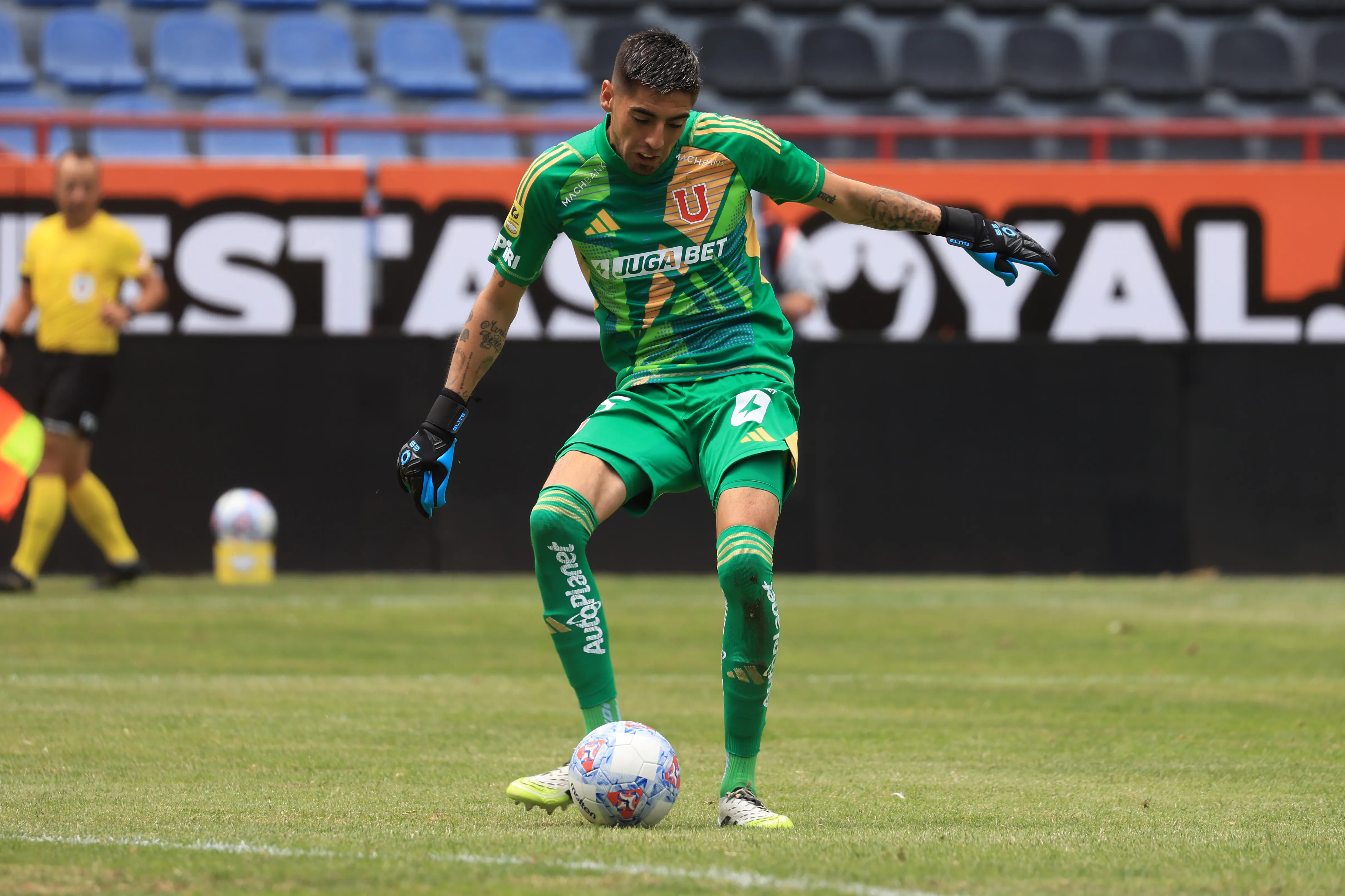 Gabriel Castellón en acción por la U de Chile ante Huachipato. (Eduardo Fortes/Photosport).