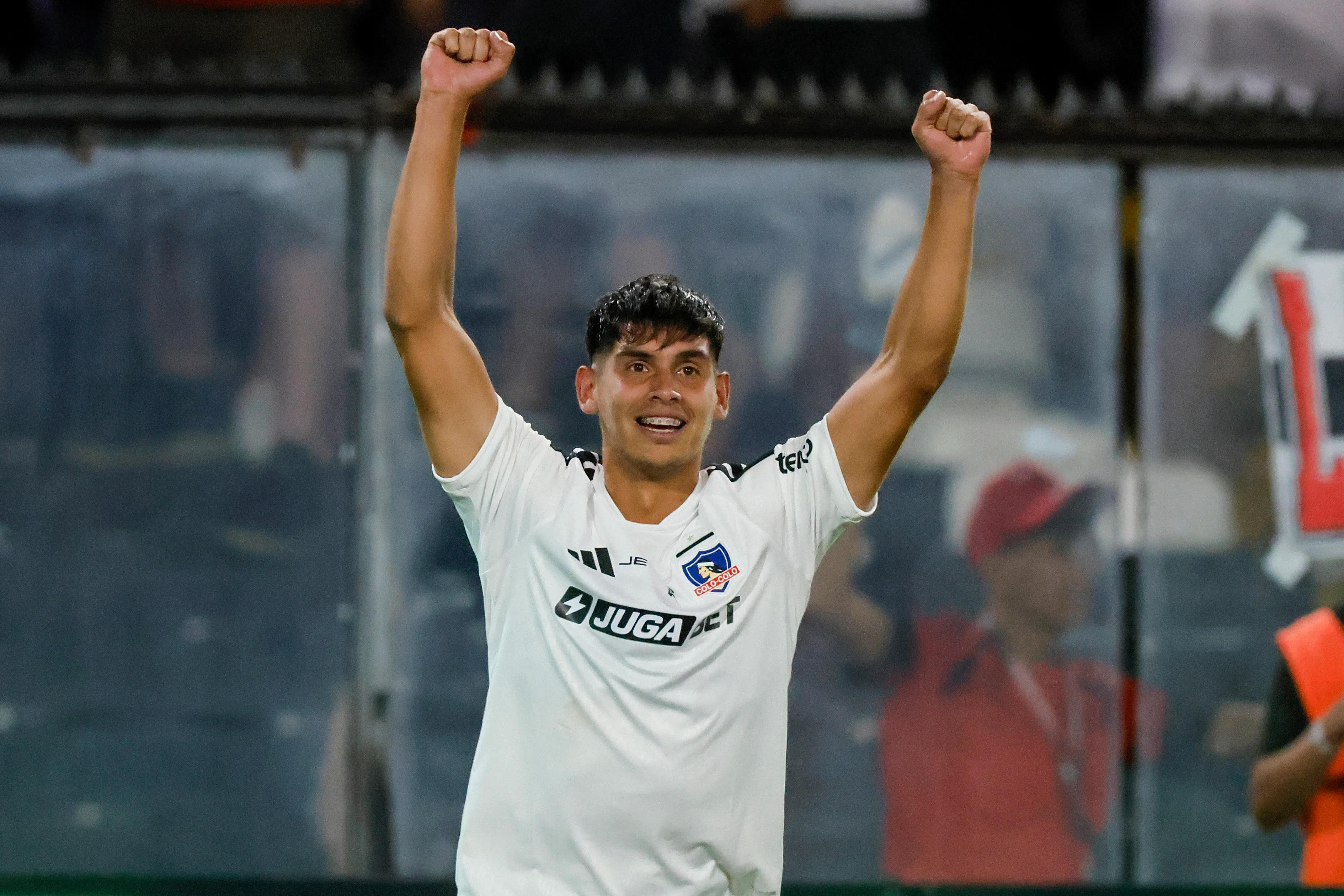 Tras la actuación de Yastin Cuevas, Carlos Caszely le avisó a Fernando Ortiz que Colo Colo tiene muchas más joyas en su cantera que merecen una oportunidad. Foto: Photosport.