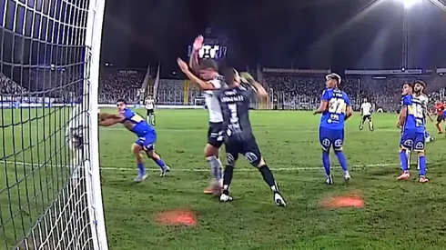 El primer gol de Colo Colo ante Everton debió ser revisado por el VAR.
