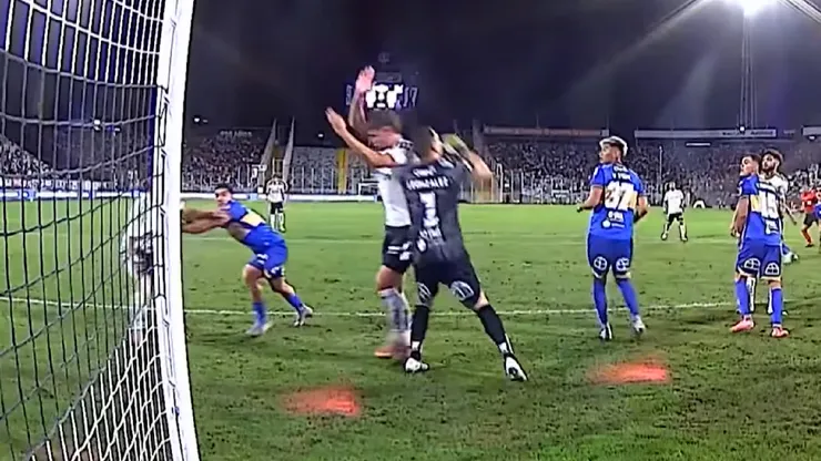 El primer gol de Colo Colo ante Everton debió ser revisado por el VAR.