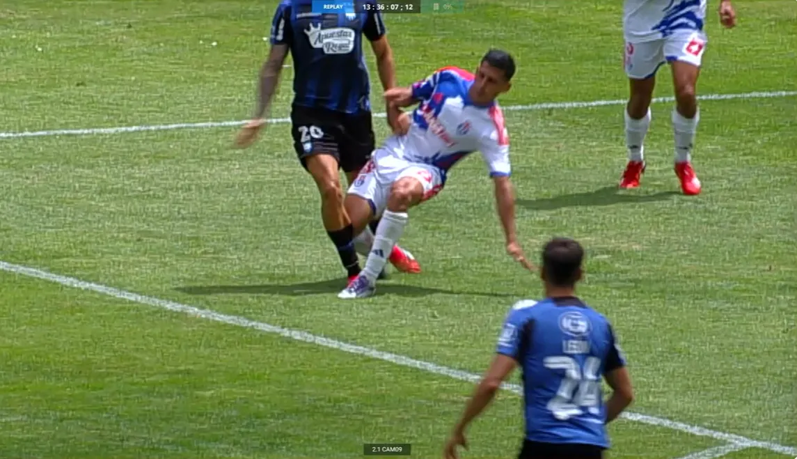 La clarísima falta de Poblete ante Huachipato.